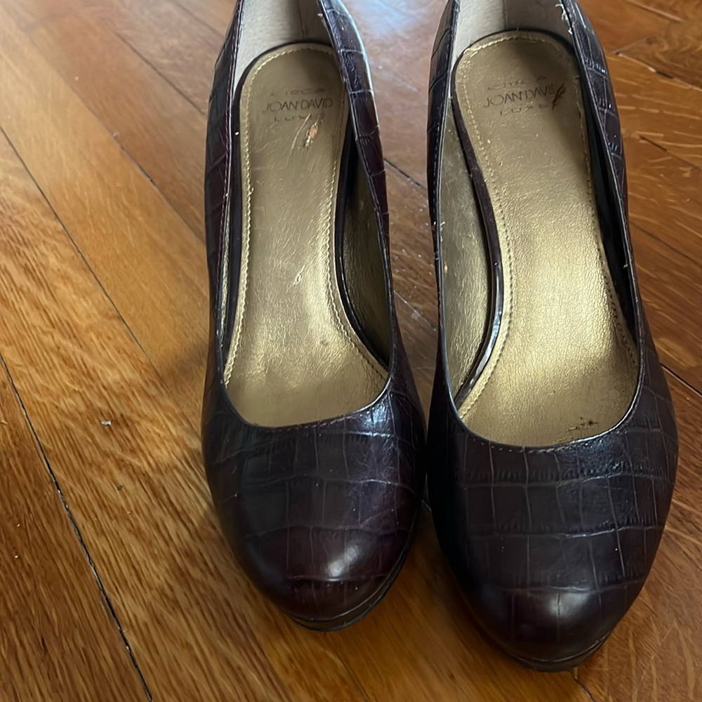 Circa Joan David - faux crocodile pump
